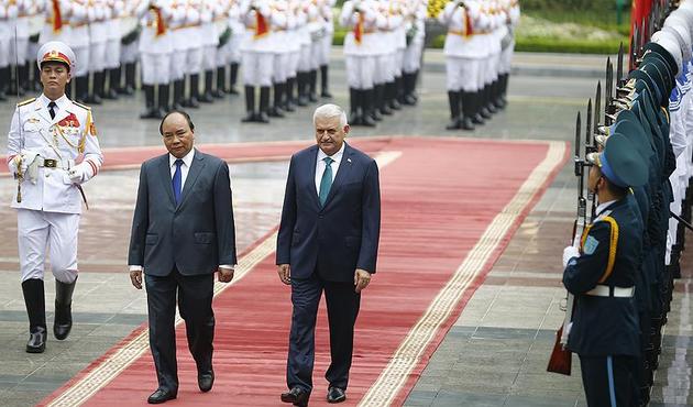 Başbakan Yıldırım Vietnam'da resmi törenle karşılandı!