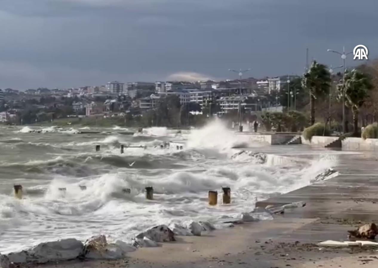 AKOM'dan uyarı: Dev dalgalar oluştu deniz ve hava trafiği durdu!