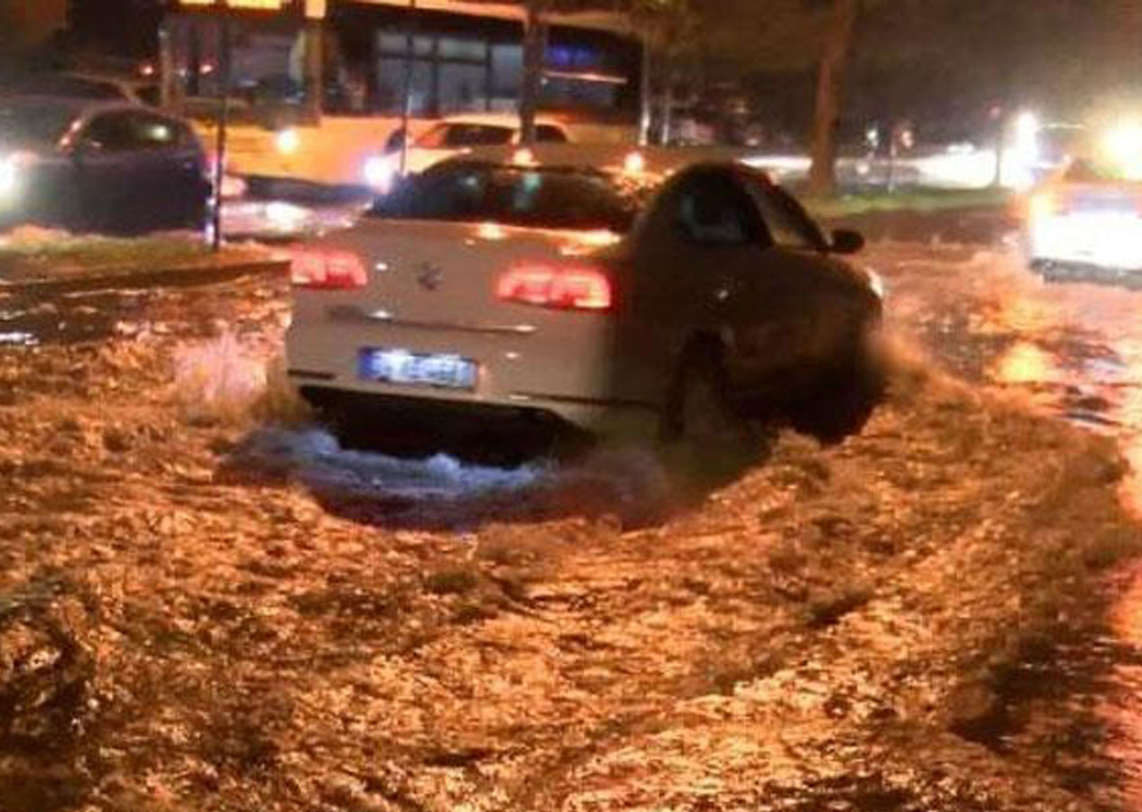 İstanbul'da ana yolu su bastı! En bilinen ilçede inanılmaz manzara!