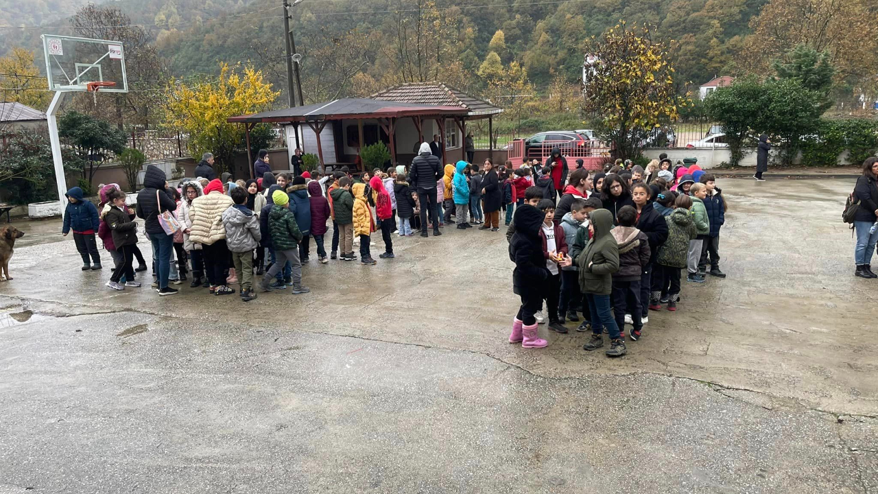 Deprem nedeniyle Yalova’nın Armutlu ilçesinde eğitime ara verildi