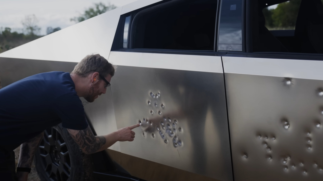 Elon Musk'ın yeni Tesla Cybertruck'ı kurşunlara bana mısın demiyor! Kurşun geçirmezlik testi görüntüleri paylaşıldı...