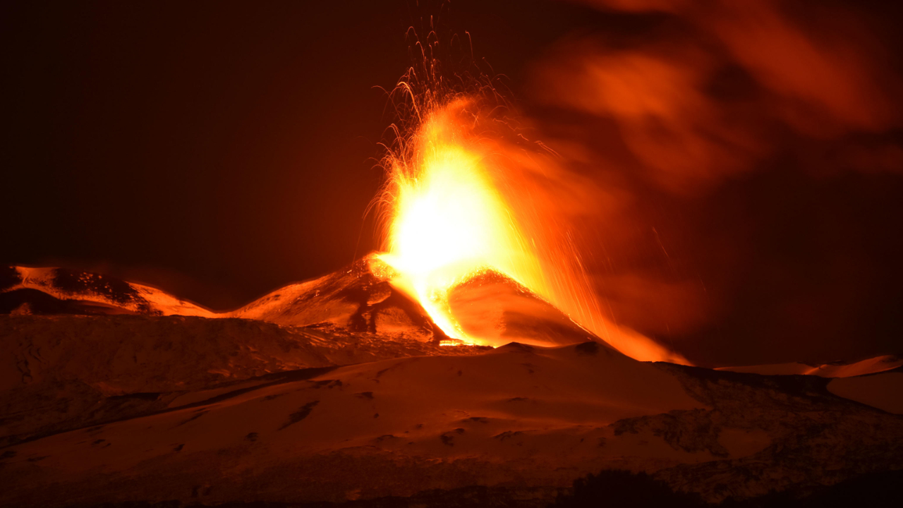 Etna Yanardağı yeniden faaliyete geçti: Lav ve kül püskürttü