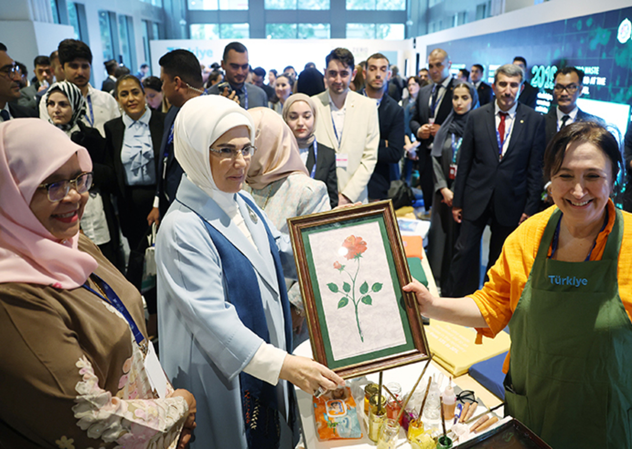 Emine Erdoğan, Dubai'de iklim elçisi gençlerle bir araya geldi!