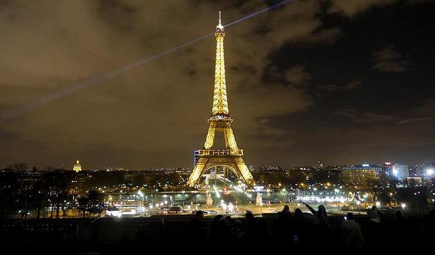 Terör saldırılarına rağmen Paris son 10 yılın turist rekorunu kırdı!