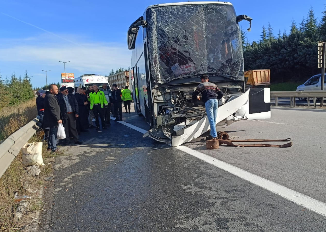 TEM'de feci kaza! TIR'la yolcu otobüsü çarpıştı: Çok sayıda yaralı var
