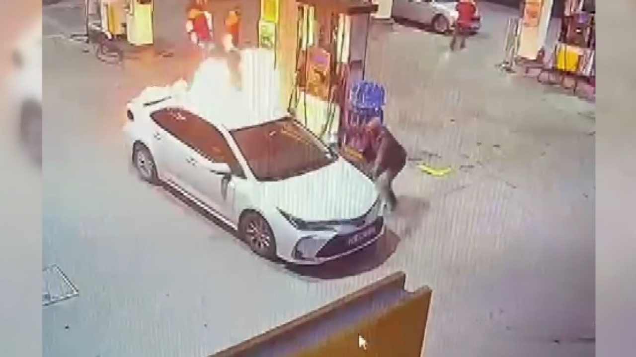 Akaryakıt alırken bir anda alev aldı! Nedeni ise herkesi şoke etti...