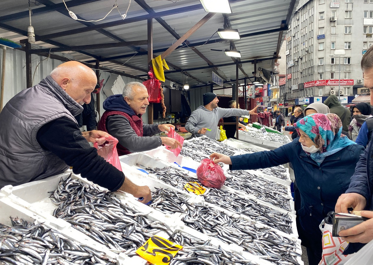 Fiyatlar yüz güldürdü! Balık tezgahları hareketlendi...