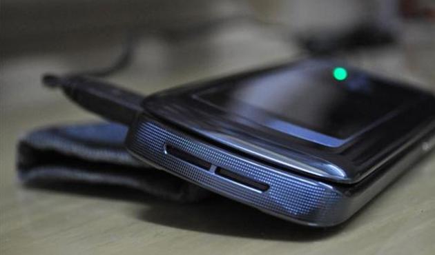 Telefonunu şarj etmek istedi kaçak akıma kapıldı!