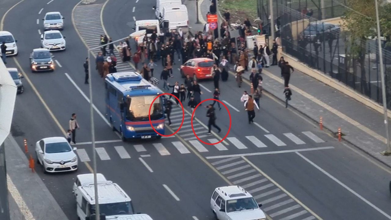 Diyarbakır'da tutuklu yakınlarından cezaevi aracı ve polis midibüsüne taşlı saldırı