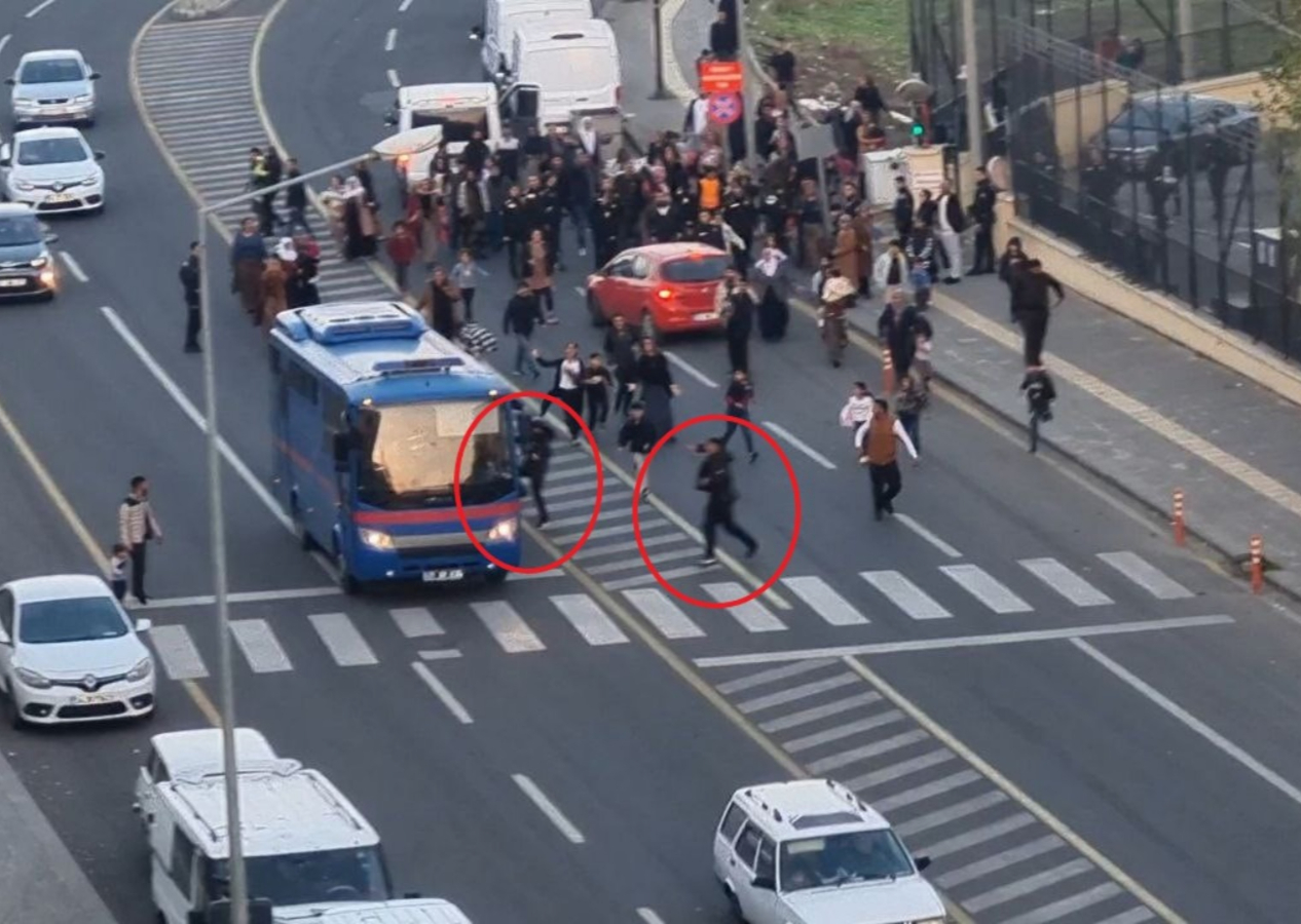 Diyarbakır'da tutuklu yakınlarından cezaevi aracı ve polis midibüsüne taşlı saldırı