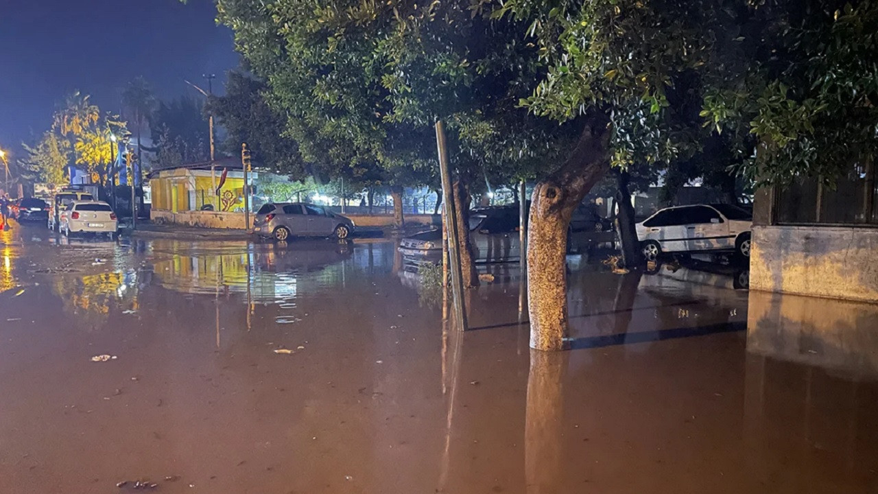 Hatay İskenderun'da kuvvetli yağış! Su birikintileri hayatı felç etti!