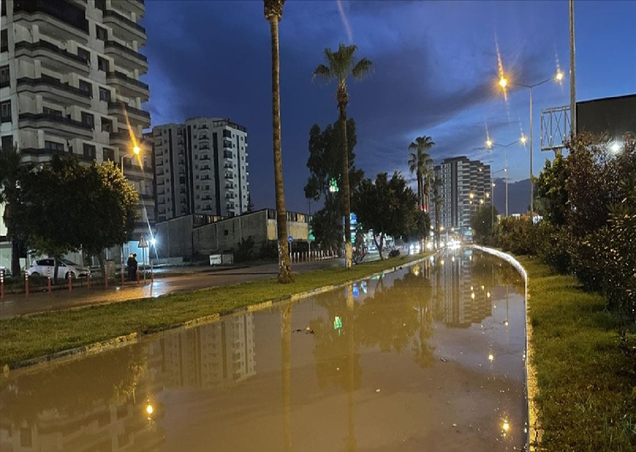 Hatay İskenderun'da kuvvetli yağış! Su birikintileri hayatı felç etti!