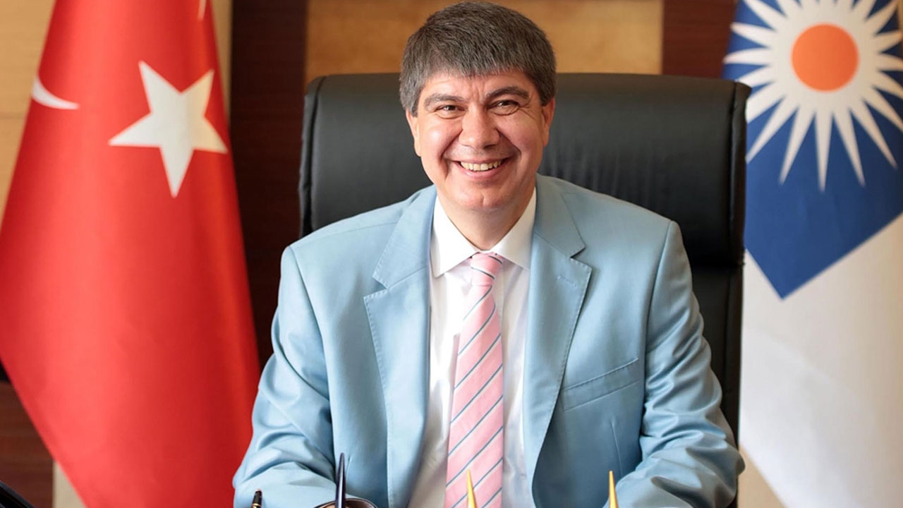 Eski Antalya Büyükşehir Belediye Başkanı Menderes Türel'den adaylık sinyali: 'Yine Antalya kazansın'