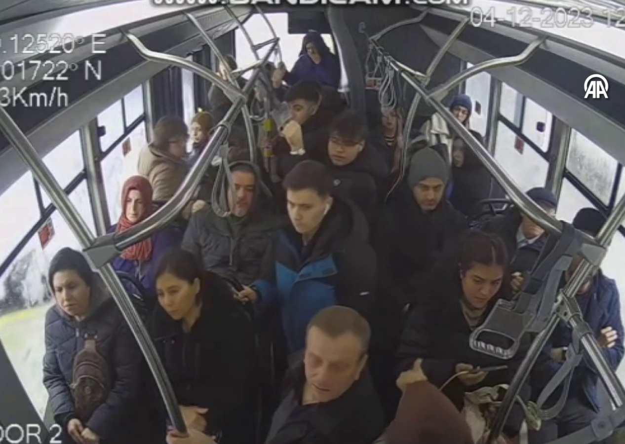 İETT otobüsünde kadın yolcuların biber gazlı kavgası güvenlik kamerasında