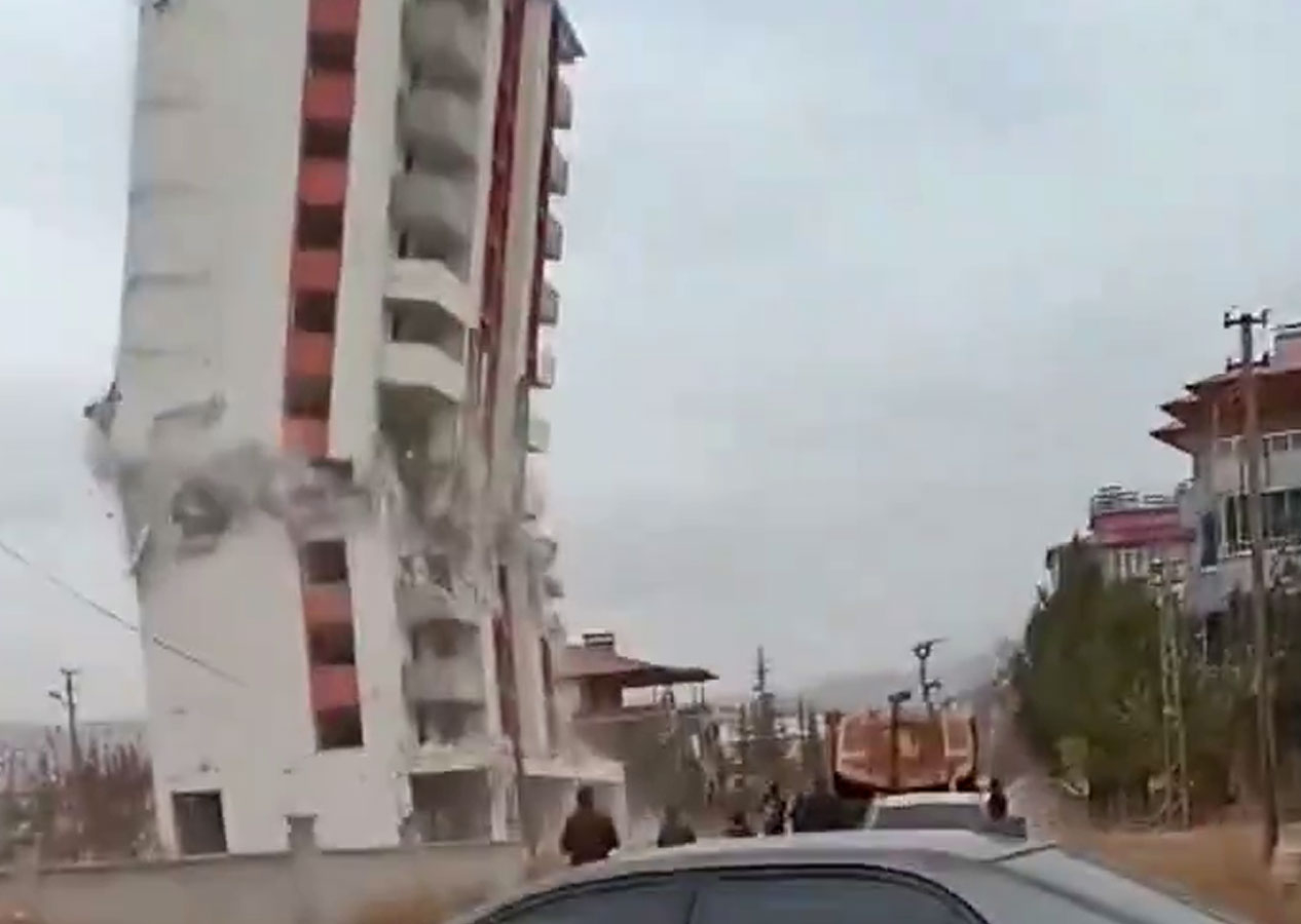 Elbistan'da hasarlı bina yıkımında skandal hata! O anlar kamerada!