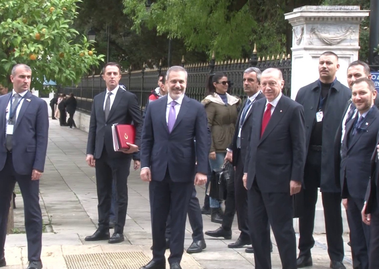 Cumhurbaşkanı Erdoğan ile kendisine Türkçe seslenen Yunan gazeteci arasında gülümseten diyalog
