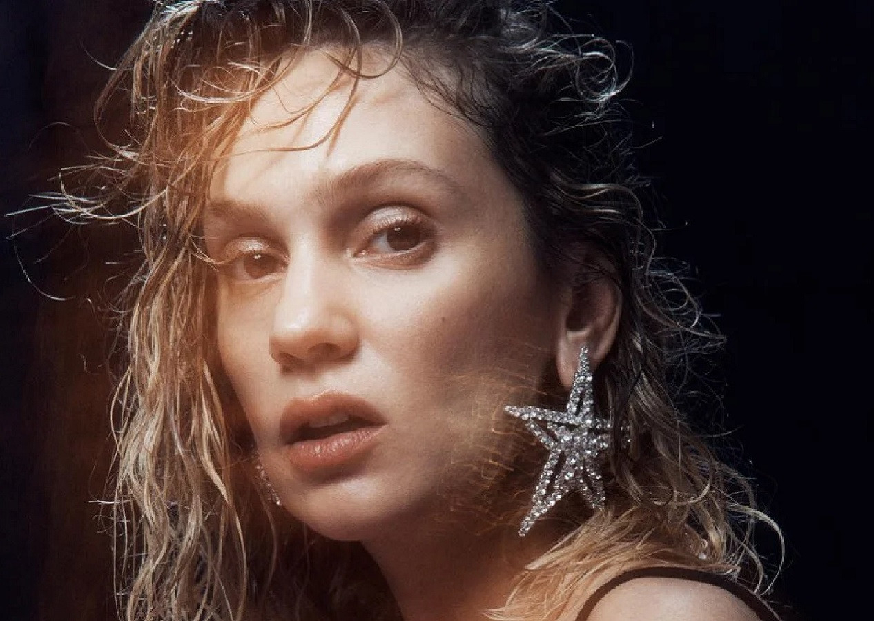 Ünlü oyuncu Farah Zeynep Abdullah imajını yeniledi! Selda Bağcan benzetmesi yapıldı...