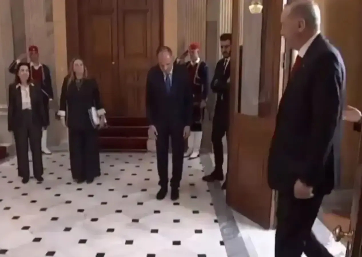 Cumhurbaşkanı Recep Tayyip Erdoğan'ın önünde eğildi, Yunanistan karıştı!