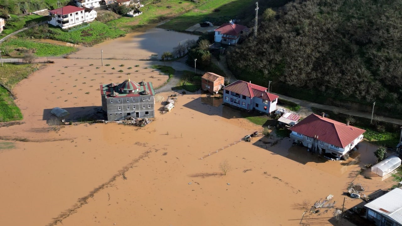 Sakarya Nehri taştı: Yollar, tarım arazileri su altında kaldı
