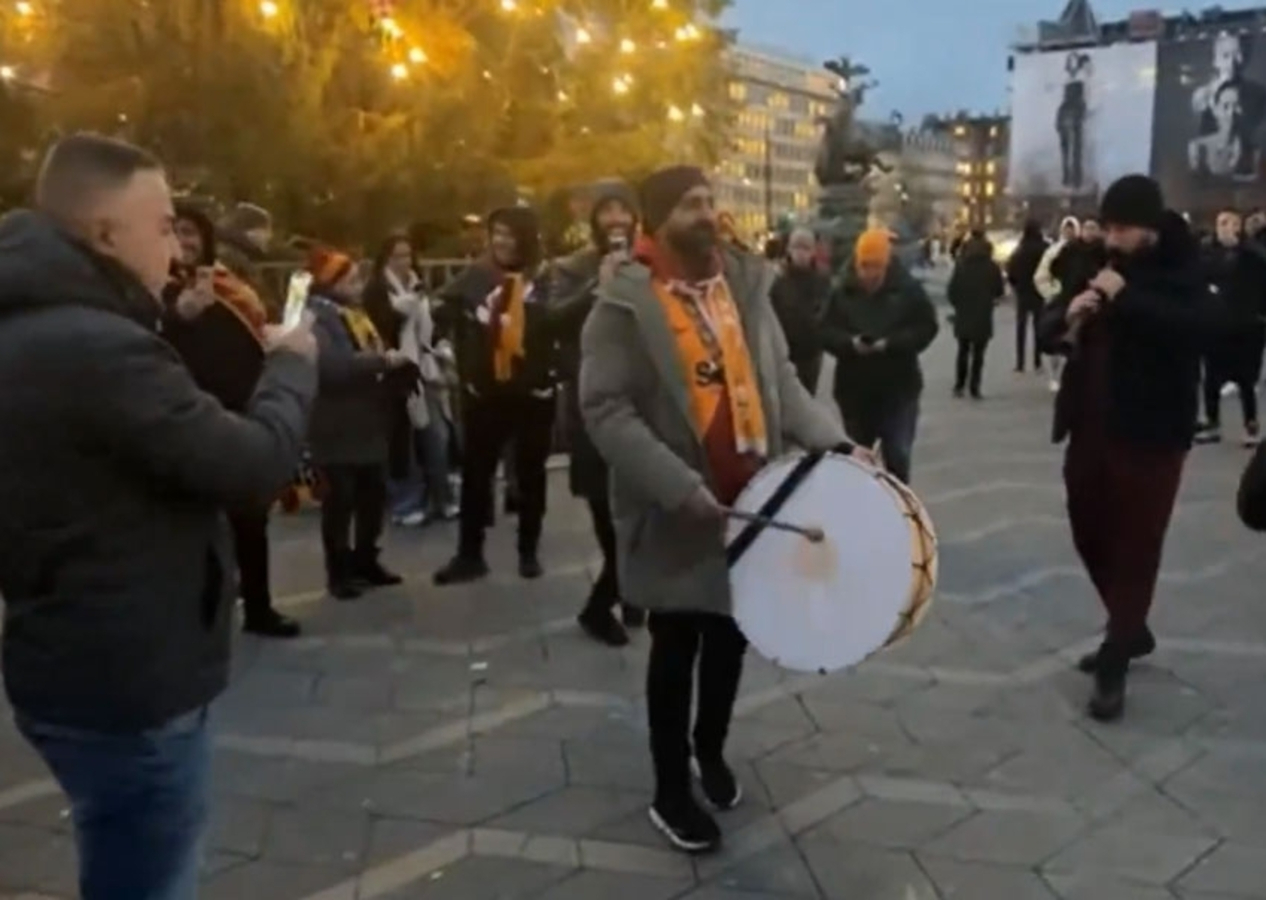 Galatasaraylı taraftarlardan Danimarka çıkartması! Buz gibi havayı ısıttılar...
