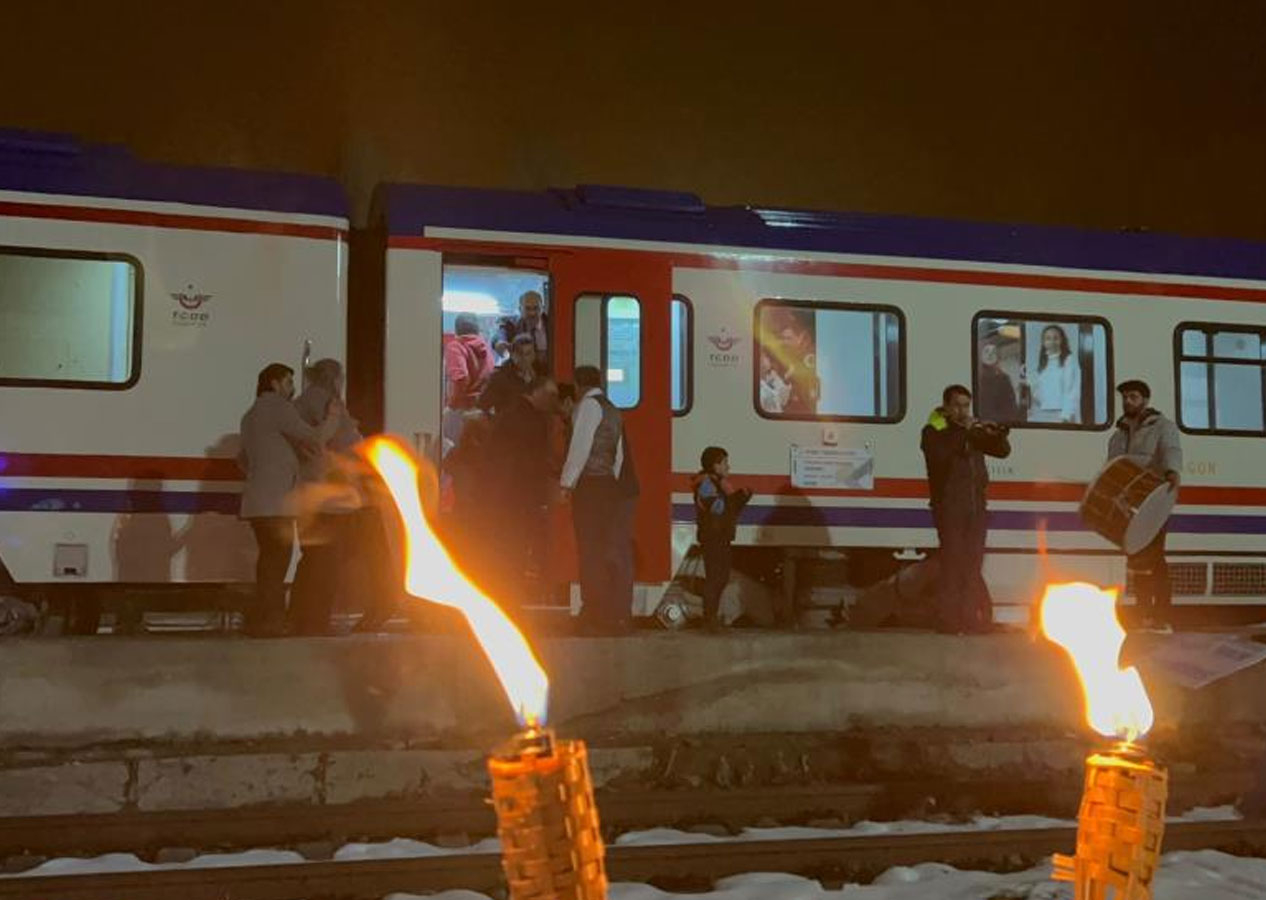 Doğu Ekspresi yolcularına davullu-zurnalı ve meşaleli karşılama