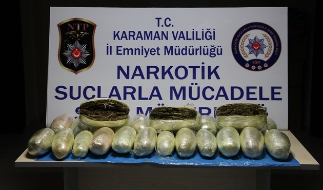 Otomobilin yakıt deposunda 22 kilo esrar ele geçirildi...