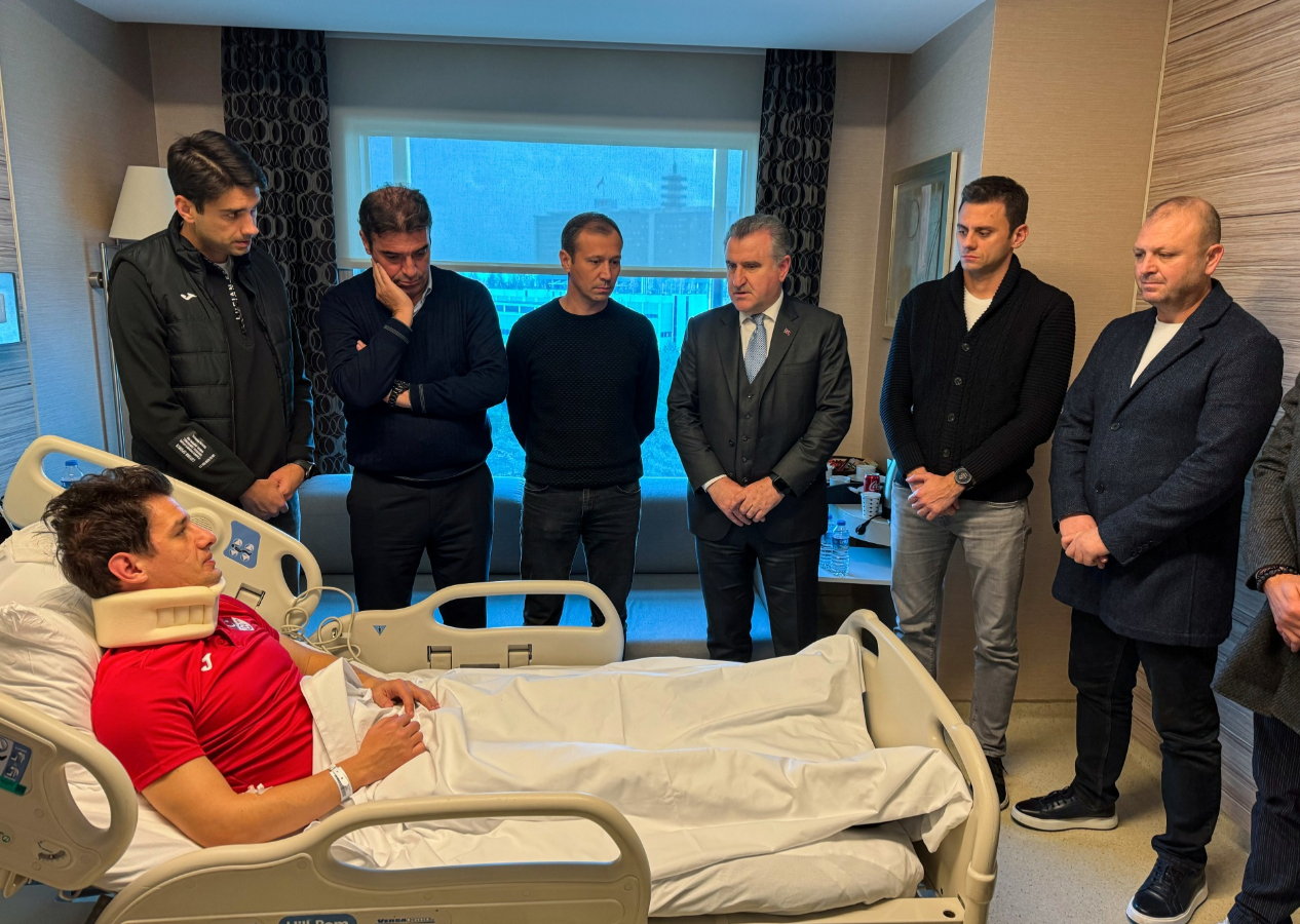 Gençlik ve Spor Bakanı Bak, hakem Halil Umut Meler'i ziyaret etti