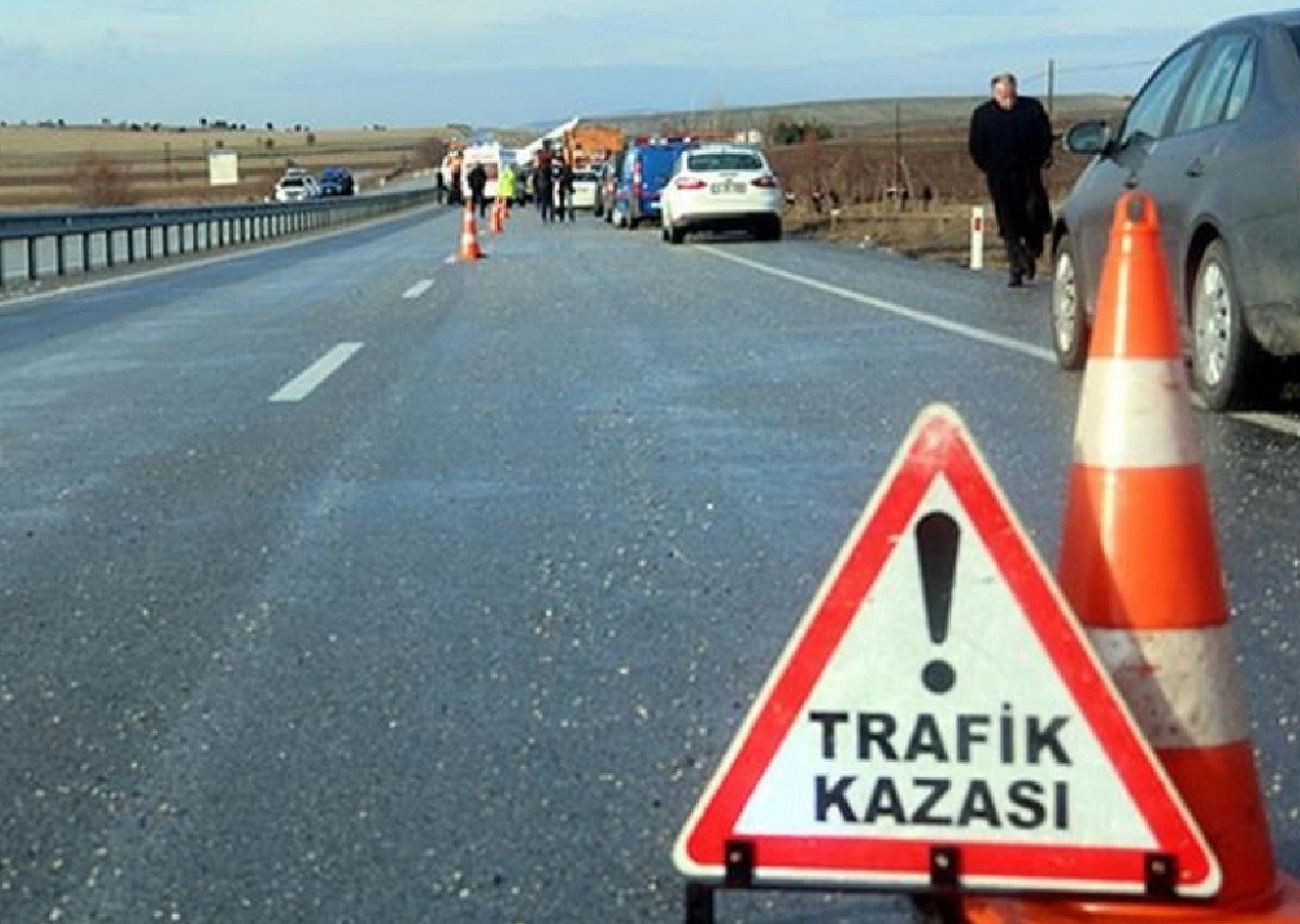 Dereyatağına yuvarlanan araçtan 4 kişi kurtarıldı...