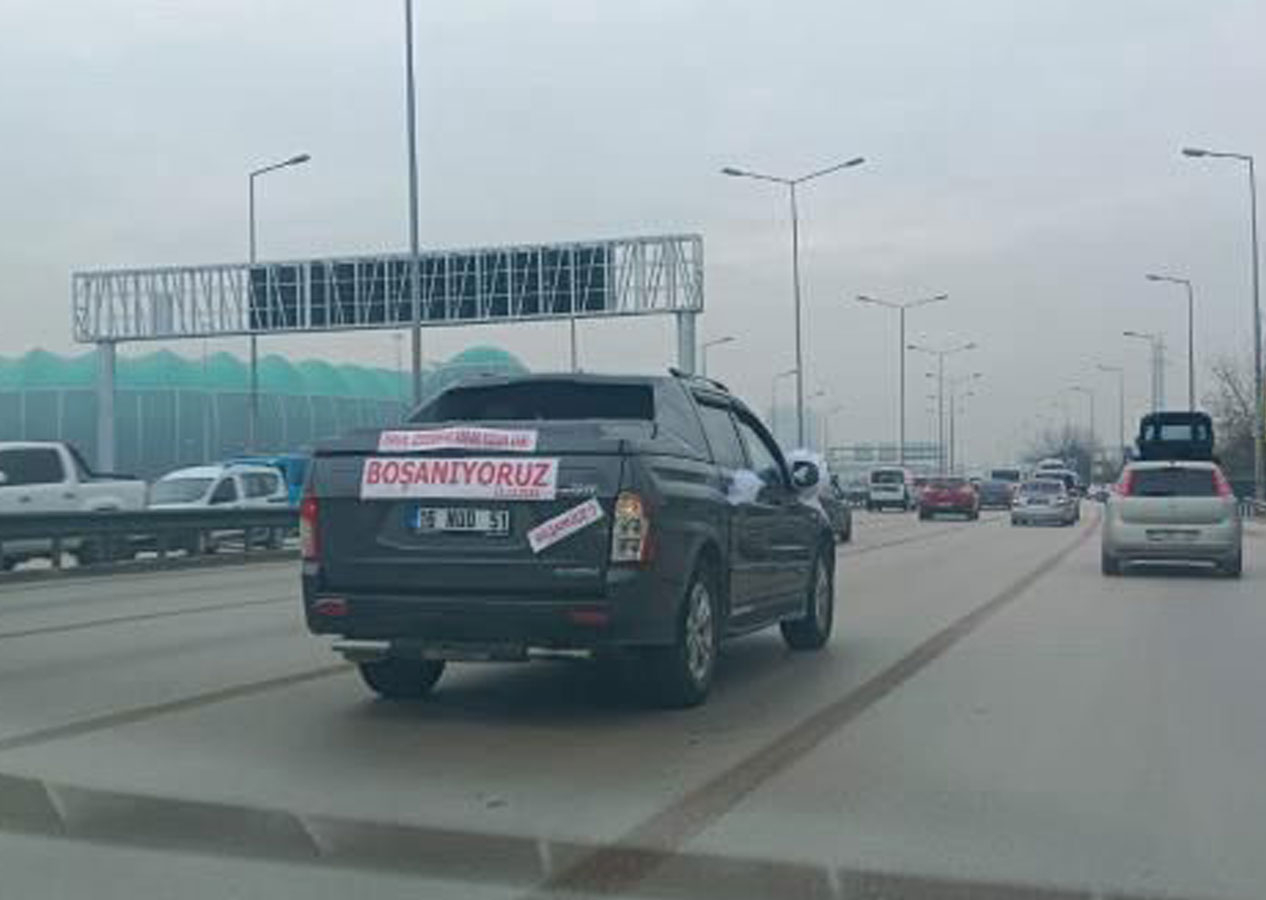 Görenler şoke oldu! Boşanma davasına giderken aracını düğün arabası gibi süsledi!