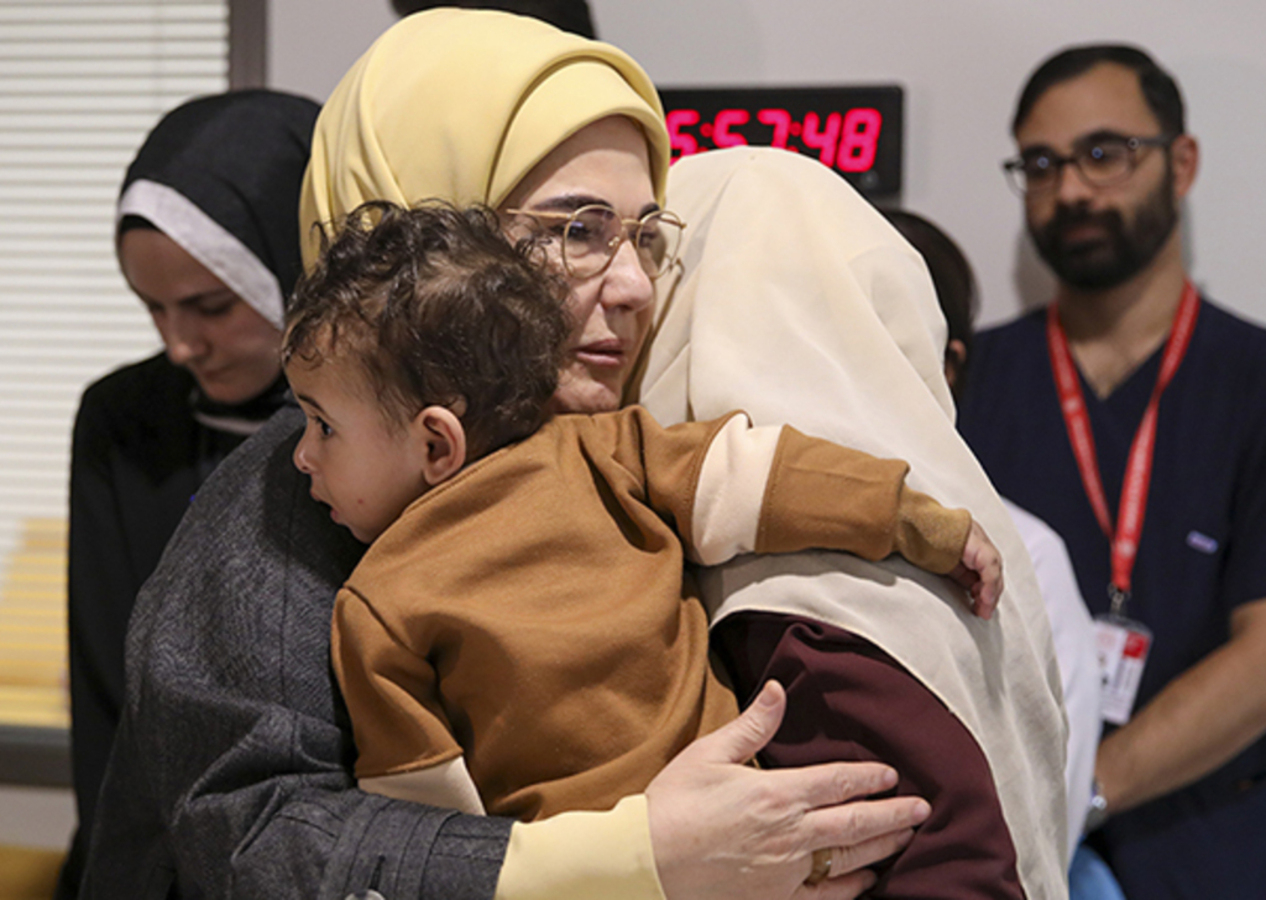Emine Erdoğan'dan, Gazze'den getirilen hasta çocuklara şefkat eli!