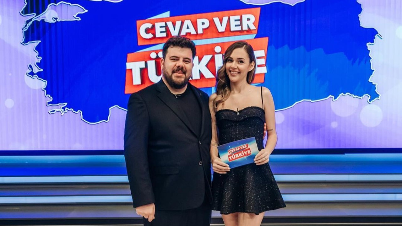 Bombayı patlattı! Eser Yenenler ve Berfu Yenenler ''Cevap Ver Türkiye'' programı ile izleyicilerle buluşmaya hazırlanıyor