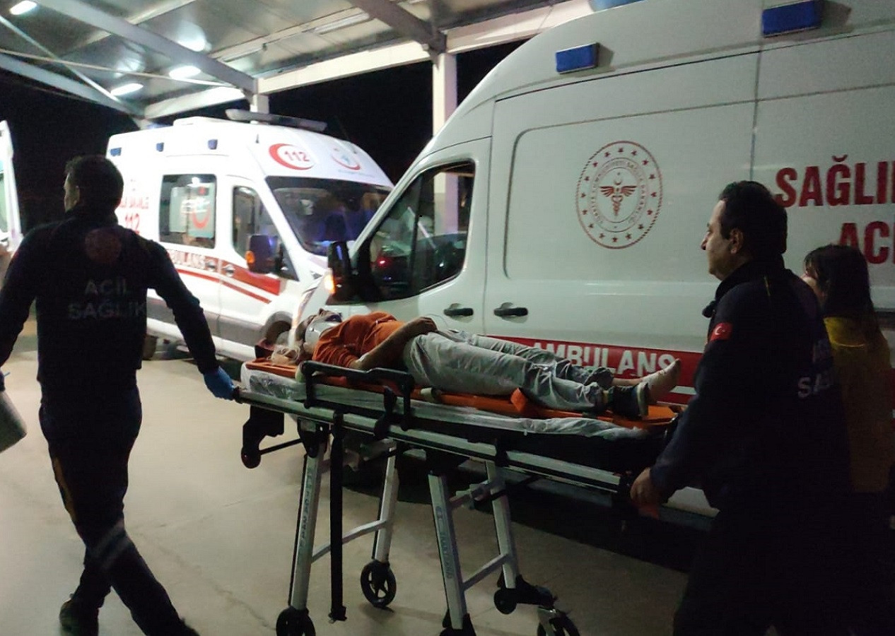 Adana'da kaza! Otomobilin çarptığı 3 kişi yaralandı