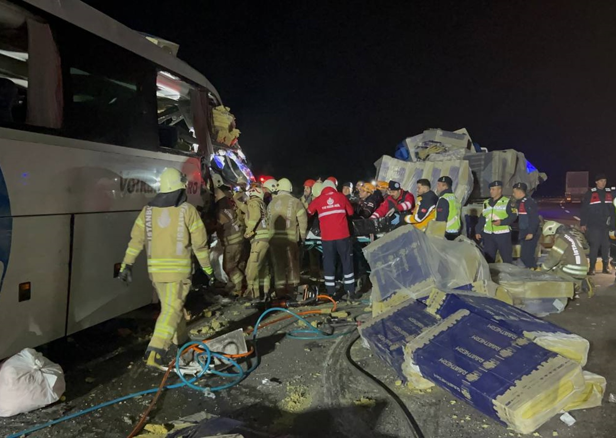 Eyüpsultan'da yolcu otobüsü ile TIR çarpıştı: 1 ölü, 31 yaralı
