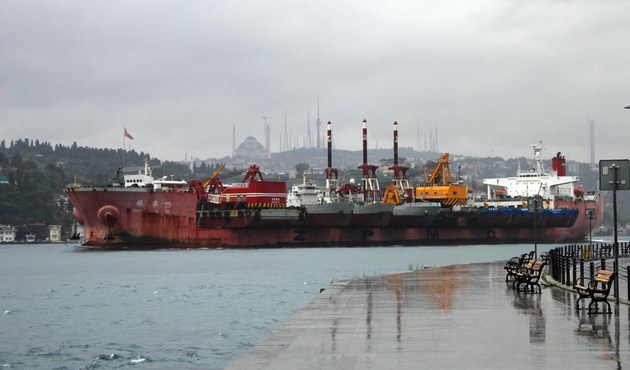 İstanbul Boğazı'nda ilginç görüntü...