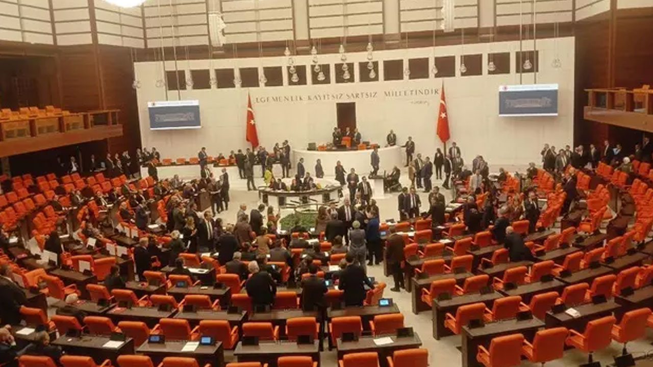 TBMM Genel Kurulu'nda AK Parti ve CHP'li vekillerin 'gülme' tartışması