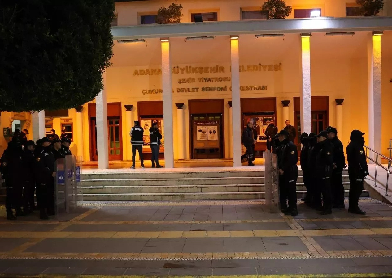 Adana Büyükşehir Belediyesi'ne rüşvet operasyonu! 10 kişi gözaltına alındı: Aralarında Başkan Zeydan Karalar'ın danışmanı da var...