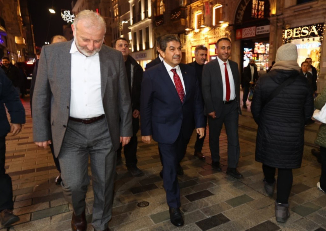 'Ben buradayım' paylaşımı... Adı İBB adaylığı için geçen Tevfik Göksu Beyoğlu'nda sahaya indi