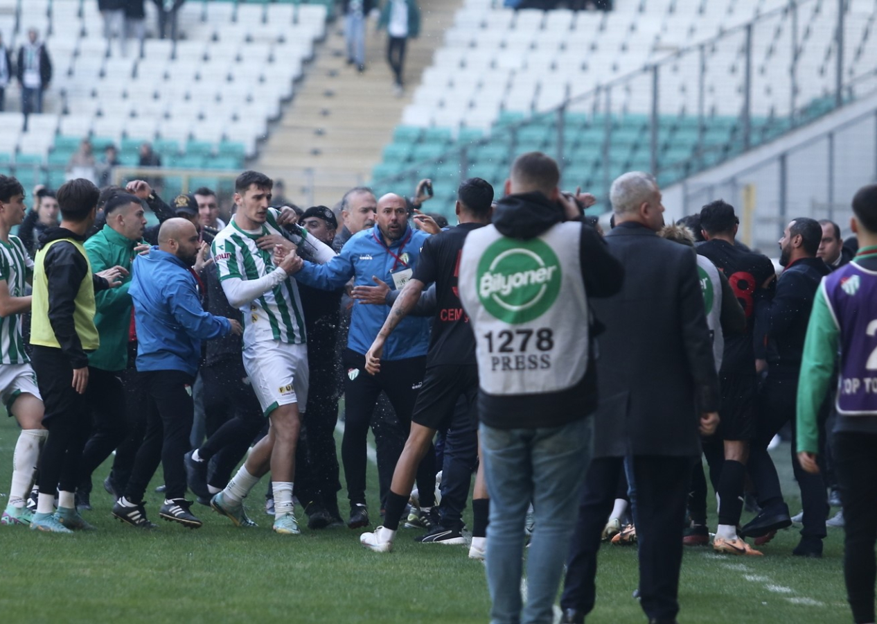 Bursaspor-Diyarbekirspor maçında saha savaş alanına döndü: 6 kırmızı kart, 1 gözaltı