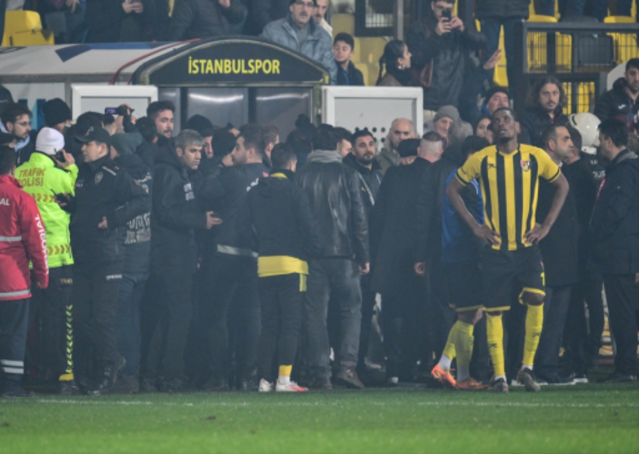 İstanbulsporlu Simon Deli başkanın ayaklarına böyle kapandı! İşte o görüntüler...
