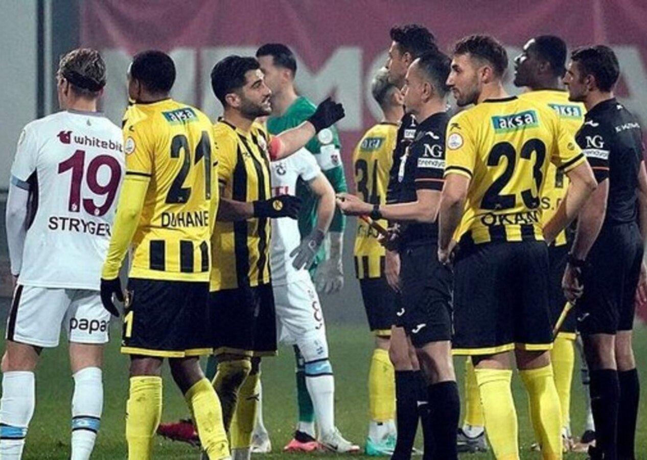 İstanbulspor bu pozisyon sonrası Trabzonspor maçında sahadan çekildi!