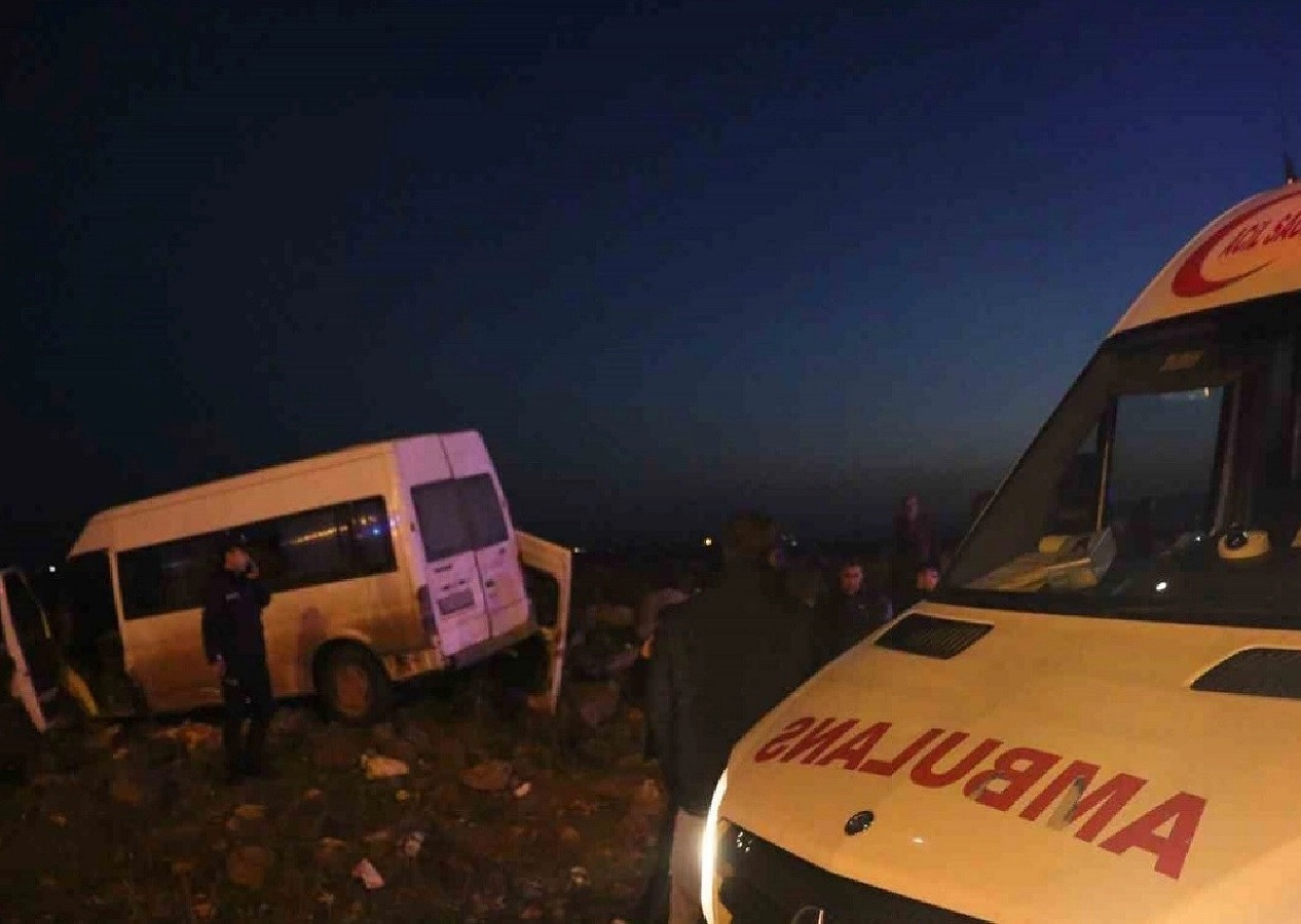 Diyarbakır'da otomobil ve minübüs çarpıştı: 7 kişi yaralandı...