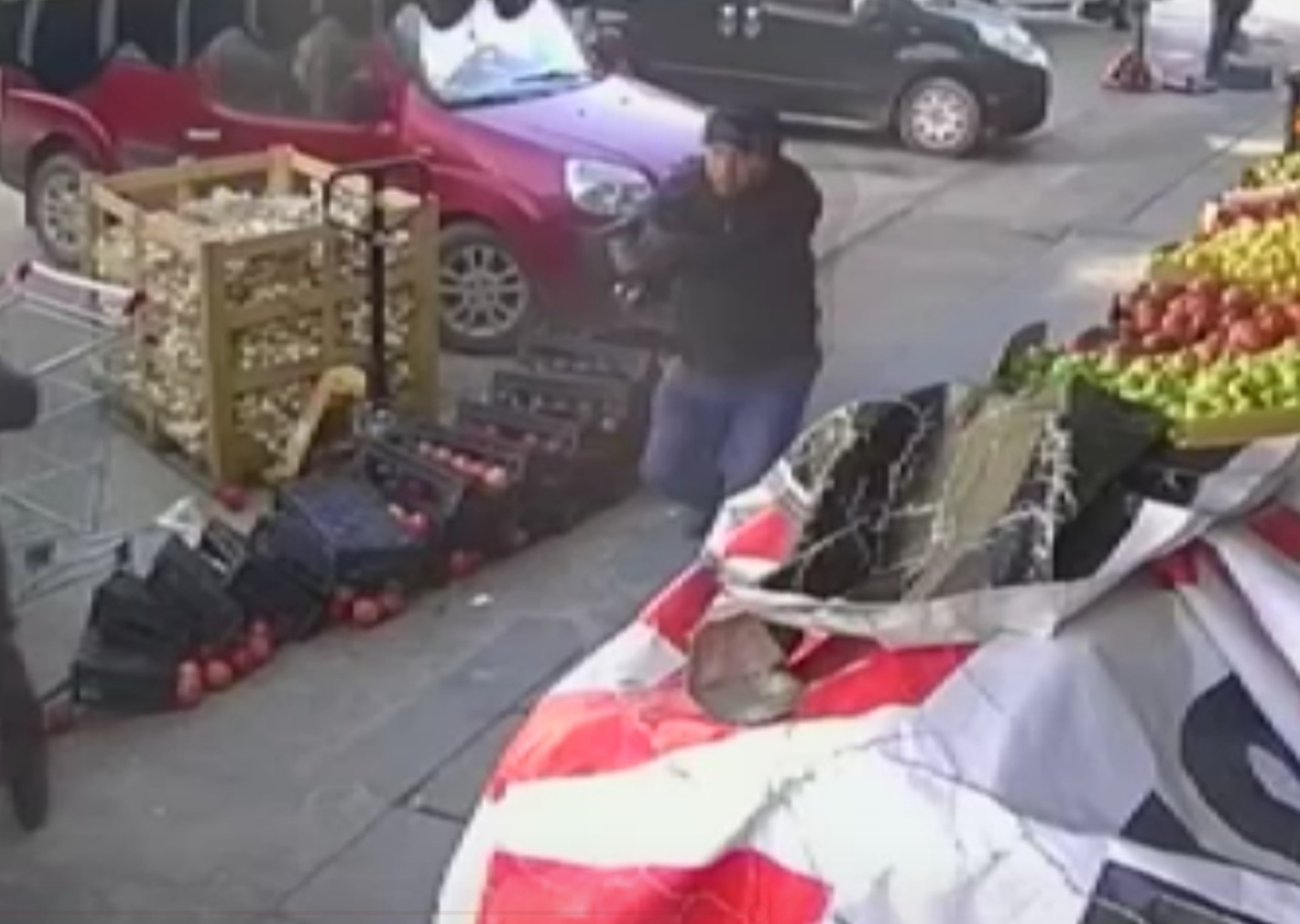 Şehir magandaları bitmiyor: Tabancasını çekti market çalışanlarını kovaladı!