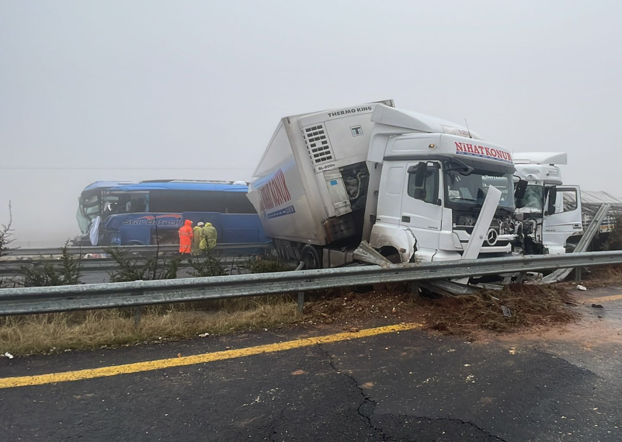 Şanlıurfa'da feci kaza! 2 TIR ile yolcu otobüsü çarpıştı: Ölü ve yaralılar var!