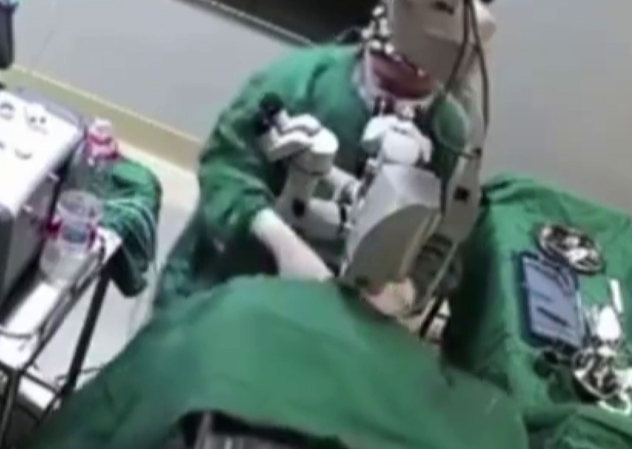 Doktor hastaya ameliyatta yumruk attı! Kadın gözünü kaybetti!