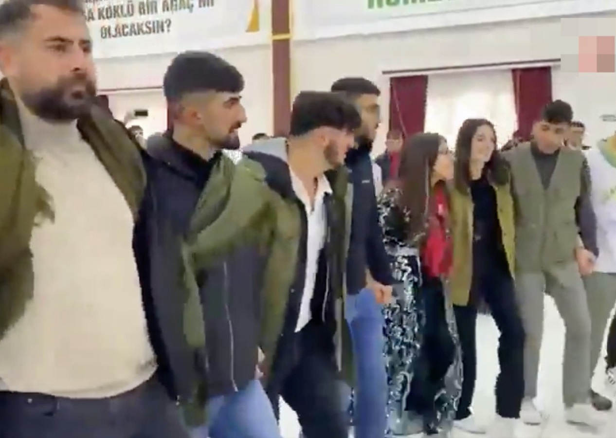 Diyarbakır DEM kongresinde skandal anlar: Teröristbaşı Öcalan sloganları eşliğinde garip dans