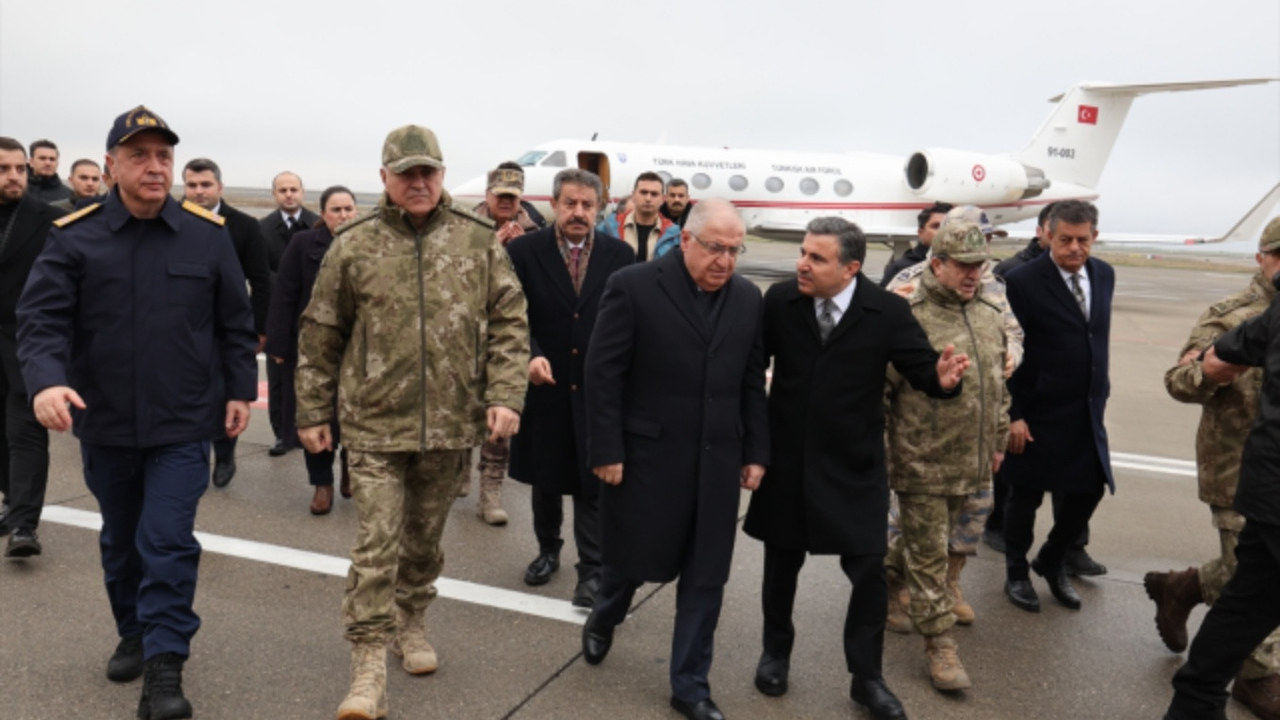 Milli Savunma Bakanı Güler Irak sınırında! TSK komuta kademesiyle gün ağarırken sınırın sıfır noktasına gitti...