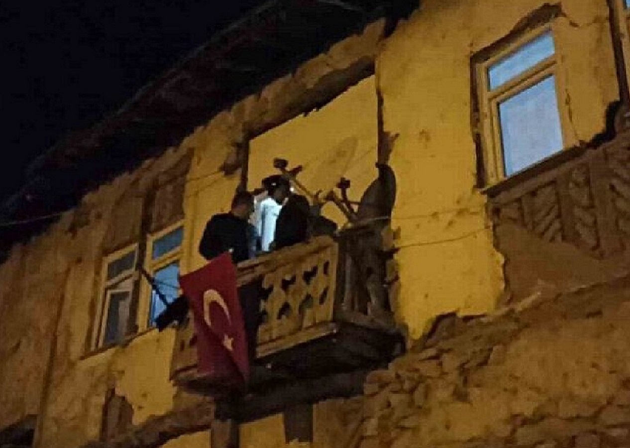 Piyade Sözleşmeli Er Yasin Karaca'nın evine Türkbayrağı asıldı...