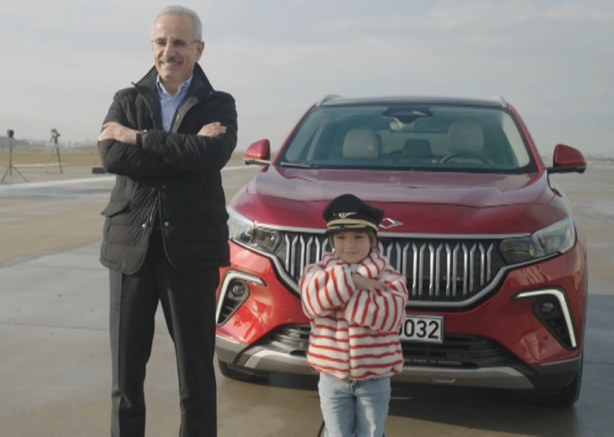 Açılış öncesi test: Bakan Uraloğlu ve Zayn Sofuoğlu havalimanı pistinde TOGG'larla yarıştı
