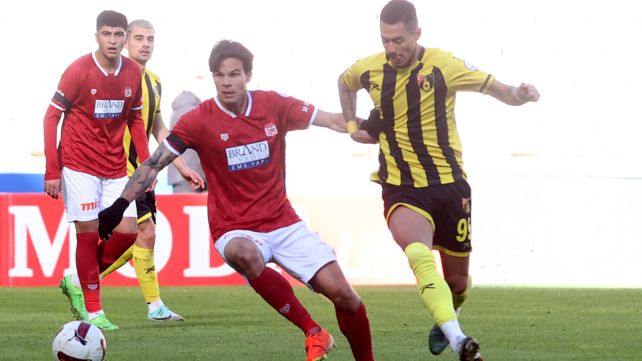 Sivasspor'u İstanbulspor deplasmanında galibiyete Manaj taşıdı