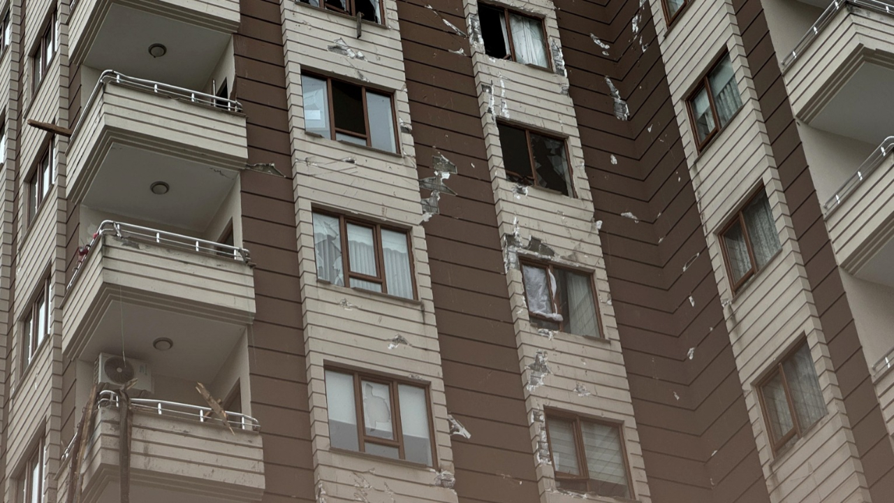 Rize'de fırtına:  Çatılar uçup apartmanlara çarptı!